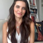 Priscila Buiar Instagram - Oi gente! Tudo bem? Meu nome é Priscila Buiar e eu interpretei a Valentina na série Stupid Wife. Estou muito feliz de estar aqui no @internationalonlinewebfest recebendo o prêmio de Best Newcomer Actress, esse é o primeiro prêmio que recebo na Itália. Nós temos muitos fãs aí, então acredito que elas ficarão felizes. Eu gostaria de agradecer a todos os nossos fãs de todos os lugares do mundo, gostaria de agradecer toda a equipe que me ajudou a criar e desenvolver essa personagem e, principalmente, quando nós escolhemos ser atores ou artistas em geral, nós temos tantos desafios na nossa trajetória que ganhar uma premiação é como um sinal de que estamos fazendo um bom trabalho, que toda a dedicação, energia, trabalho duro, importa e significa algo. Então muito obrigada por isso 🙏✨