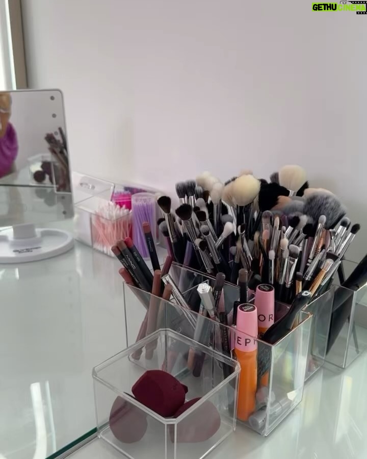 Priscila Buiar Instagram - Conteúdo extra e surpresa desse mês de Dezembro no Selfcare: dicas de automaquiagem com minha amiga e maquiadora super profissional @carolzimmaromakeup Make prática para várias ocasiões, com um kit reduzido pra quem for levar pra viagem e na correria do dia a dia; e vários produtos com ótimo custo benefício 💓 Surprise content this December on Selfcare: makeup tips with my friend and super professional makeup artist @carolzimmaromakeup. Practical makeup for various occasions, featuring a compact kit for travel and the hustle of daily life; and various products with excellent cost-effectiveness 💓