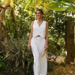 Priscila Buiar Instagram – Uma clássica alfaiataria no tom off white, detalhe delicado nos botões de madrepérola, conforto na modelagem da calça com o cós de elástico que se adapta a cintura. A união moderninha e clássica, sem esquecer o conforto necessário do dia a dia. Diria que é meu look favorito da nossa collab com @atrixo_oficial . Gostaram? Rio De Janeiro, Brazil