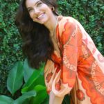Priscila Buiar Instagram - A fluidez nos movimentos e uma estampa exclusiva com cores vibrantes equilibradas pelos tons suaves se transformam numa inspiração para viver os dias de verão nesse vestido da @blessrioficial Vídeo @n.momentos_ Beleza @byfabiocatalani