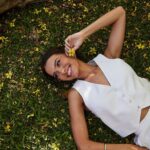 Priscila Buiar Instagram – Uma clássica alfaiataria no tom off white, detalhe delicado nos botões de madrepérola,  conforto na modelagem da calça com o cós de elástico que se adapta a cintura. A união moderninha e clássica, sem esquecer o conforto necessário do dia a dia. Diria que é meu look favorito da nossa collab com @atrixo_oficial . Gostaram? Rio De Janeiro, Brazil