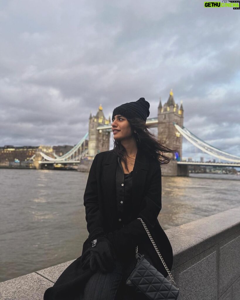 Priya Varrier Instagram - 🖤🌉