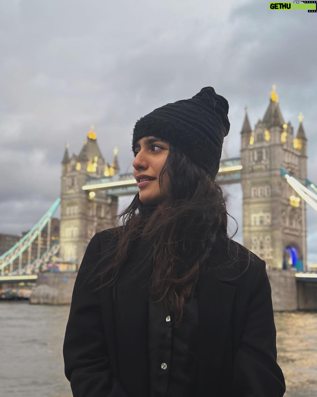 Priya Varrier Instagram - 🖤🌉