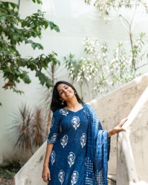 Priya Venkat Instagram - Can’t get over with these photos.
shot by @harini_sarathy for @athiradesigns 🧿💜

#photoshoot #outfit #traditional #love #spirituality #priyavenkat
