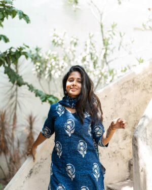 Priya Venkat Instagram - Can’t get over with these photos.
shot by @harini_sarathy for @athiradesigns 🧿💜

#photoshoot #outfit #traditional #love #spirituality #priyavenkat