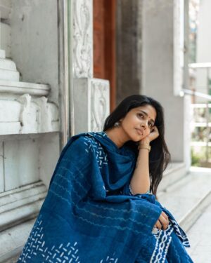 Priya Venkat Instagram - The universe will make it happen.. 🪐 
For @athiradesigns 
Captured by @harini_sarathy 

#love #spirituality #photoshoot #priyavenkat #universe