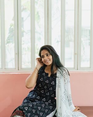 Priya Venkat Instagram - 🖤
Shoot For @athiradesigns 
Captured by @harini_sarathy 

#priyavenkat #photoshoot #trending #kollywood #tollywood #mollywood #bollywood #cinema #modeling #traditional #spirituality #love