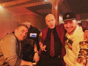 Pyotr Buslov Instagram - Разбор Мизансцены или выгибаем Дугу Драмы))🎥⭐️🏋️‍♀️ на площадке с моими друзьями, старшими товарищами Козловым и Бондом🎥🎞📺 осталось две смены 🎬🎬 ##неприличныеденьги #пилот #съемки #кино #кино🎬 #съемкифильма #хабенский #ксенияраппопорт #федорбондарчук #павелдеревянко #аннакотова #максимлагашкин #ромакурцын #пашалычников #дмитрийкулечков #ярмольник #розанова #слепаков #петрбуслов #бумер #девяностые #тнтпремьер #тнт #камедиклаб #тнтсериал #сериал #обусловленно #донрежиссер #всемдобра🙏