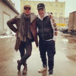 Pyotr Buslov Instagram - С Ромой Курцыным @kurtsyn_roman на съёмочной площадке✊🎥 отличные отсняли сцены вместе с Андреем Крыжным @andrey_kryzhniy и Васей Копейкиным @vasily_kopeykin 🎥⭐️ Парни, рад видеть в нашем проекте🎬🎬🎬 #неприличныеденьги #пилот #съемки #съемкифильма #кино🎬 #хабенский #ксенияраппопорт #павелдеревянко #аннакотова #максимлагашкин #ромакурцын #васякопейкин #андрейкрыжный #слепаков #петрбуслов #бумер #режиссер #девяностые #action #motor #director #тнтпремьер #тнт #камедиклаб #тнтсериал #фильмы #сериалы #снимаюКино #профессияРежиссер #всемдобра🙏
