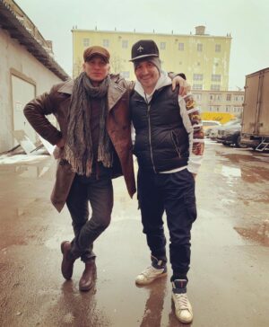Pyotr Buslov Instagram - С Ромой Курцыным  @kurtsyn_roman на съёмочной площадке✊🎥 отличные отсняли сцены вместе  с Андреем Крыжным @andrey_kryzhniy и Васей Копейкиным @vasily_kopeykin 🎥⭐️ Парни, рад видеть в нашем проекте🎬🎬🎬 #неприличныеденьги #пилот #съемки #съемкифильма #кино🎬 #хабенский #ксенияраппопорт #павелдеревянко #аннакотова #максимлагашкин #ромакурцын #васякопейкин #андрейкрыжный #слепаков #петрбуслов #бумер #режиссер #девяностые #action #motor #director #тнтпремьер #тнт #камедиклаб #тнтсериал #фильмы #сериалы #снимаюКино #профессияРежиссер  #всемдобра🙏