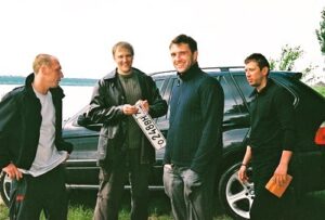 Pyotr Buslov Instagram - Итак, в продолжение темы второго Бумера🎥⭐️На фото 01.06.2005. Рыбинск. Мало кто знает, 🧐что сцена «Купание Бумера» была сокращена из сценария первого, и перешла потом в Бумер.Фильм второй!!! И стала сном Кота, которая и возвращает ему память в деревне у деда Ильи🎞😎 #бумер #е38 #bimmer #бумерфильмвторой  #е53 #петрбуслов #съемкифильма #cinema #донрежиссер  #яимойбумер #мойбумер #режиссербумера #беха #бумермчится #всемдобра