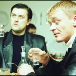 Pyotr Buslov Instagram - Всем пламенный кинематографический привет✊🎥🔥По многочисленным пожеланиям и просьбам, -фотки с Бумера!!! backstage “Тарелка”. В таком ключе вы эту сцену ещё не видели))!! А Володю Сычева @vladimirsychev с наступившим Днём Рождения!!! Хорошего настроения Брат, крепкости духа, здоровья, семейного благополучия и Новых Крутых работ, в не менее крутых Фильмах!!!✊🎥⭐️🎬🎞🌞🇷🇺🖤