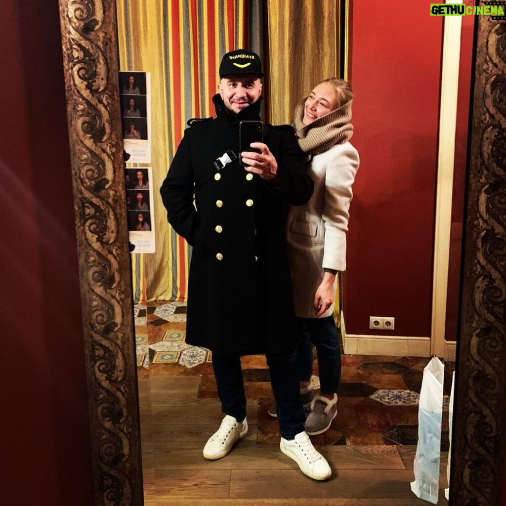 Pyotr Buslov Instagram - В зеркале с крёстной @akinshok2013 , на мне, подарок от крёстной @olga_filippova_official ,🥰 а на ремне, за спиной, подарок от жены @evgeniya_buslova❤❤❤ , всех с Праздником⭐❤✊🔥🍾😇🎥⭐🌞