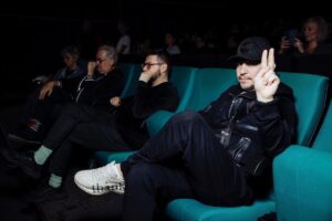 Pyotr Buslov Instagram - Всем привет,  для тех кто ещё не видел, ссылка на трейлер БУМЕРАНГа 🪃 в шапке профиля!!! Смотрите , а лучше приходите в КИНО!!!🔜📽📽📽📽📽📽📽📽📽📽
02.12.2021
На мне костюм Ильи Шияна🔥🔥🔥@ilyashiyanofficial Илья, спасибо за подгон!!!✊🎥 photo by @temerina