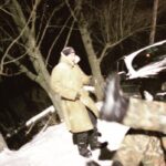 Pyotr Buslov Instagram - Бумер сцена номер 67 -«ХОЗЯИН КЛЕЯ😎 (Отъезд)». Мороз 🥶 был ночью -35! Парни выходили на дубль и жёстко замерзали. Не помогало китайское термобельё. Мы с Гриней @grinyakingmailcom катались по снегу, танцевали, пытаясь согреться. Гуревич спокойно курил. Замёрзший грейфер камеры Arriflex BL третий, медленно, со скрипом, но протягивал 35-мм киноплёнку вперёд. Снимался фильм.. #Бумер #bimmer #петрбуслов #съемкифильма #cinema #донрежиссер #бумер #яимойбумер #мойбумер #режиссербумера #бумермчится #всемдобра