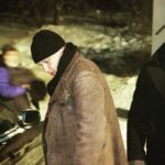 Pyotr Buslov Instagram - Бумер сцена номер 67 -«ХОЗЯИН КЛЕЯ😎 (Отъезд)». Мороз 🥶 был ночью -35! Парни выходили на дубль и жёстко замерзали. Не помогало китайское термобельё. Мы с Гриней @grinyakingmailcom катались по снегу, танцевали, пытаясь согреться. Гуревич спокойно курил. Замёрзший грейфер камеры Arriflex BL третий, медленно, со скрипом, но протягивал 35-мм киноплёнку вперёд. Снимался фильм.. #Бумер #bimmer #петрбуслов #съемкифильма #cinema #донрежиссер #бумер #яимойбумер #мойбумер #режиссербумера #бумермчится #всемдобра