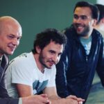 Pyotr Buslov Instagram - Всем привет!!!В в эти выходные на Первом канале, в прайм-тайм впервые покажут четырехсерийную версию ВЫСОЦКИЙ. Спасибо что живой. Поздравляю всех причастных с этим радостным событием!!!🎥⭐️Мы ждали его почти десять лет!!! И никто к нам за это время близко не подобрался, разве что -Домашний арест))-смотрите и пишите мысли и наблюдения!!! Всем добра!!!🌞🎥