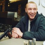 Pyotr Buslov Instagram - Всем пламенный кинематографический привет✊🎥🔥По многочисленным пожеланиям и просьбам, -фотки с Бумера!!! backstage “Тарелка”. В таком ключе вы эту сцену ещё не видели))!! А Володю Сычева @vladimirsychev с наступившим Днём Рождения!!! Хорошего настроения Брат, крепкости духа, здоровья, семейного благополучия и Новых Крутых работ, в не менее крутых Фильмах!!!✊🎥⭐️🎬🎞🌞🇷🇺🖤