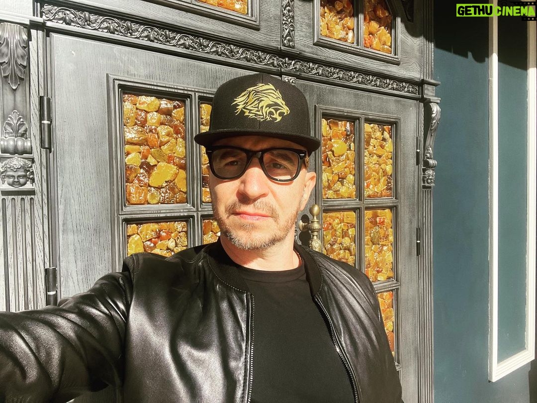 Pyotr Buslov Instagram - Всем привет! Про дату выхода «БУМЕРАНГА» в прокат!!! Жду всех в КИНО📽❤️ Google Новости КАЛИНИНГРАД, 22 августа. /ТАСС/. Новая картина Петра Буслова "БУМЕРанг" с Дмитрием Нагиевым и Тимофеем Трибунцевым в главных ролях может выйти в прокат осенью. Об этом режиссер рассказал ТАСС на российском кинофестивале "Короче", где состоялся эксклюзивный показ проекта. "Вопрос проката зависит от ситуации, которая будет складываться в мире и в стране. Я надеюсь, что она будет благоприятной и мы выйдем этой осенью. Я верю в большой экран, некоторые фильмы стоит смотреть только в кино, и "БУМЕРанг" мы делали для широкоформатного экрана", - сказал Буслов. По словам режиссера, после широкого проката картина выйдет на одной из российских онлайн-платформ. "Онлайн-платформы - это прекрасно, благодаря им картины обретают вторую жизнь", - пояснил он. Первый показ нового фильма Буслова, автора криминальной драмы "Бумер" (2003), комедийного сериала "Домашний арест" (2018) и других проектов, состоялся на открытии фестиваля "Короче". "Мне была интересна реакция как опытных, так и начинающих кинематографистов, потому что, как известно, своим показывать всегда сложнее. Говорят, что мнения разделились, и это хорошо, это признак того, что фильм получился. Лично мне картина очень нравится, я считаю, что это одна из лучших моих работ на сегодняшний день. А так ли это - решит зритель", - поделился режиссер.