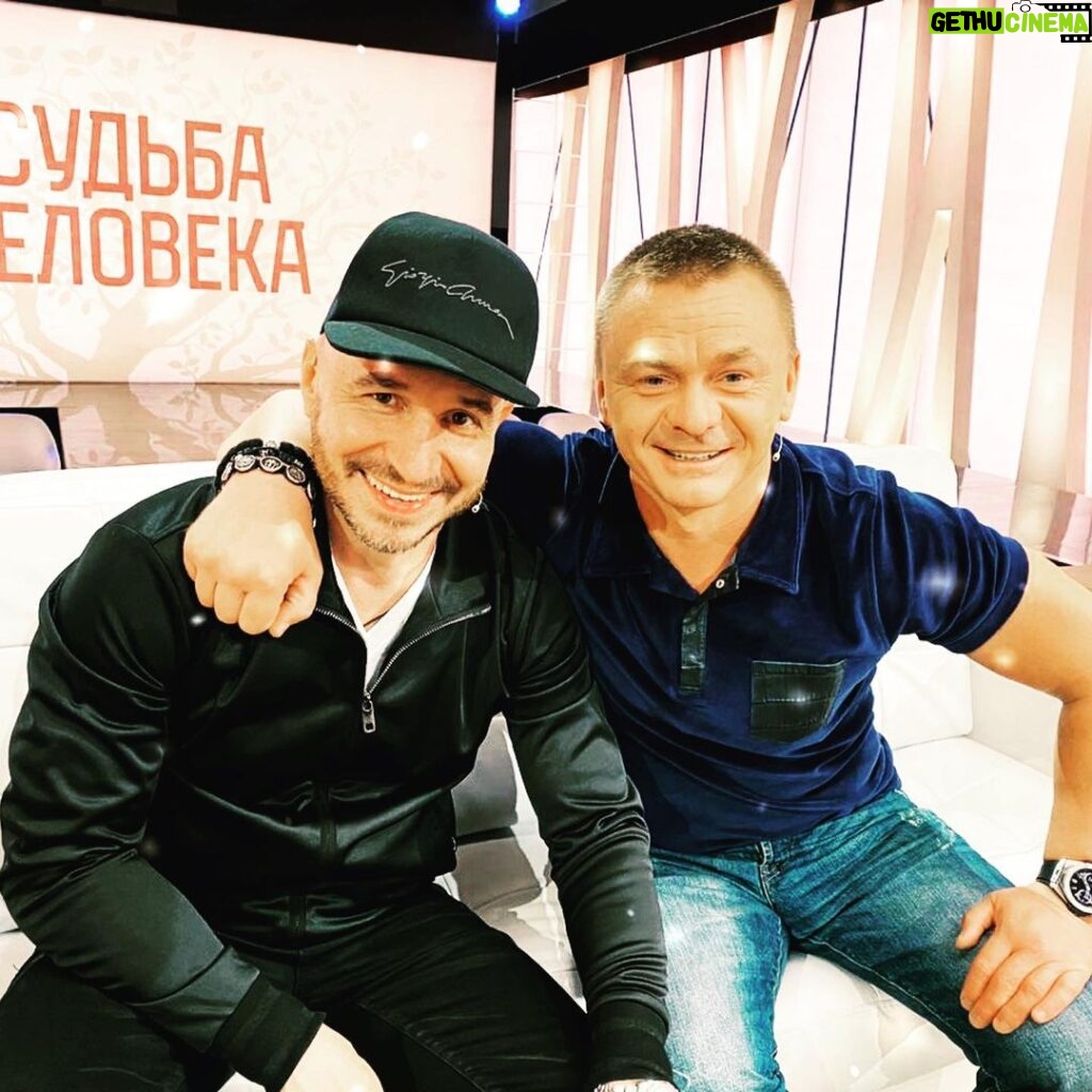 Pyotr Buslov Instagram - У моего Друга, моего Близкого, замечательного Актёра @vladimirsychev сегодня День Рождения!!! Юбилей 50!!! Поздравляю Брат!!!🎥❤♊🥁🎭🌞А дождик, так это к прибыли😎🎥🎞📺