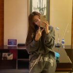 Qin Lan Instagram - 收工✌️耶