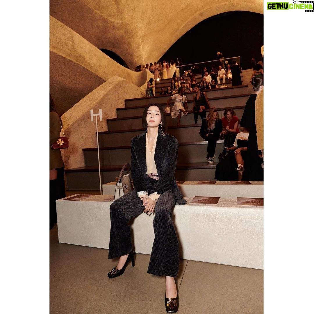 Qin Lan Instagram - 与老朋友又见面了。@toryburch, #ToryBurch , #ToryBurchSS24