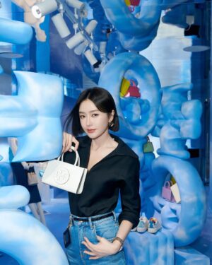 Qin Lan Instagram - 来了一趟云上旅行☁️ 还见到了许多老朋友～
@toryburch 
#ToryBurch #ToryBurchSingapore #tmonogram