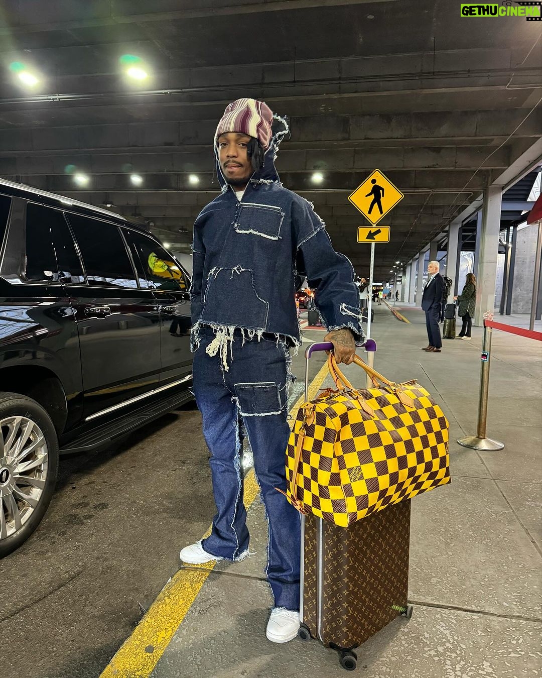 Quavo Instagram - Let me get my shit together i gotta juug to catch 🚀