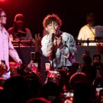 RAY Instagram - 45分打ち合わせなしの 激RUB A DUB🎤 毎年恒例ジャパニーズアンセム💥 今年はTAKAFIN、PETER MAN、EXPRESS、寿君、RAYの5人で歌ったで MCバトルに出るようになって改めて思ったけど RUB A DUBってけっこうすごいことしてるなと思う笑 どのタイミングで入るか、どの歌歌うか、どこまで歌うか、自分の次に誰がどう入ってくるか、 Riddimがいつ抜けたりするかとか色々感じとってマイクまわす🎤 REGGAE独自のカルチャー 見たことない人は一回見に来て 来てくれたみんなありがとね🙏 #TAKAFIN #PETERMAN #EXPRESS #寿君 #RAY #REGGAE #ジャパニーズアンセム #ラバダブ #LEFLAH photo by @shingo_chillgallery13