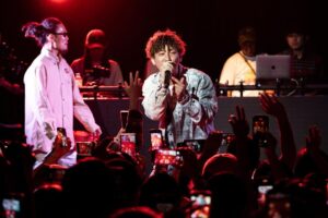 RAY Instagram - 45分打ち合わせなしの
激RUB A DUB🎤
毎年恒例ジャパニーズアンセム💥
今年はTAKAFIN、PETER MAN、EXPRESS、寿君、RAYの5人で歌ったで
MCバトルに出るようになって改めて思ったけど
RUB A DUBってけっこうすごいことしてるなと思う笑
どのタイミングで入るか、どの歌歌うか、どこまで歌うか、自分の次に誰がどう入ってくるか、
Riddimがいつ抜けたりするかとか色々感じとってマイクまわす🎤
REGGAE独自のカルチャー
見たことない人は一回見に来て

来てくれたみんなありがとね🙏
#TAKAFIN #PETERMAN
#EXPRESS #寿君 #RAY
#REGGAE #ジャパニーズアンセム #ラバダブ
#LEFLAH
photo by @shingo_chillgallery13