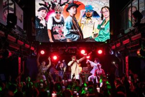 RAY Instagram - 45分打ち合わせなしの 激RUB A DUB🎤 毎年恒例ジャパニーズアンセム💥 今年はTAKAFIN、PETER MAN、EXPRESS、寿君、RAYの5人で歌ったで MCバトルに出るようになって改めて思ったけど RUB A DUBってけっこうすごいことしてるなと思う笑 どのタイミングで入るか、どの歌歌うか、どこまで歌うか、自分の次に誰がどう入ってくるか、 Riddimがいつ抜けたりするかとか色々感じとってマイクまわす🎤 REGGAE独自のカルチャー 見たことない人は一回見に来て 来てくれたみんなありがとね🙏 #TAKAFIN #PETERMAN #EXPRESS #寿君 #RAY #REGGAE #ジャパニーズアンセム #ラバダブ #LEFLAH photo by @shingo_chillgallery13