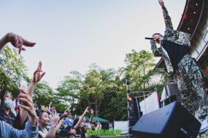 RAY Instagram - 埼玉秩父 みど村レゲエ祭

山奥の青空の下、サウンドシステム爆音はやっぱり最高でした💥
VYBZ BANK、みど村スタッフの皆さん
遊びに来てくれた全員に感謝す🙏
@ken_t_vybzbank 
@bantou_vybzbank 
@midomura_reggaesai.saitama 

photo by @katapan0930 
#SINGER_RAY
#みど村レゲエ祭
#REGGAE