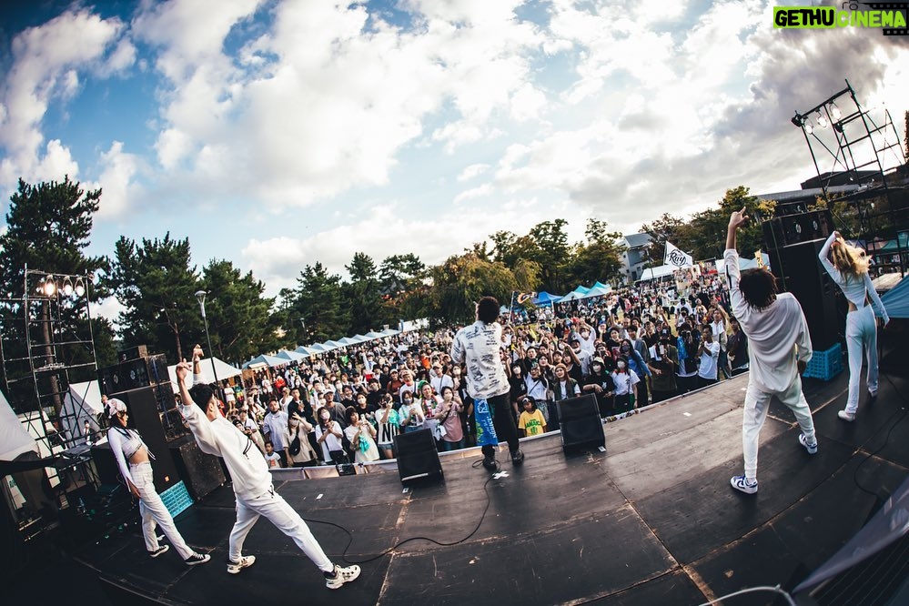 RAY Instagram - 平安レゲエフェスティバル⛩ 久しぶりの京都でのLIVE 平安神宮の目の前ってゆう最高なロケーションで お客さんも元気でめちゃくちゃ楽しいLIVEでした🙏 あとPETERさんのDON'T GIVE UP歌う前のMCで泣きそうなりました。。 呼んでくれたサペさん、BUSH HANTERに感謝です！ 来年もあることを願ってます🙏 @bhm_sape #SINGER_RAY #BUSHHANTER #平安神宮 photo by @junya_thirdeye