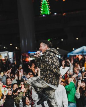 RAY Instagram - REGGAE TOWN泉州での
野外DANCE「GROWING」
家族連れが多くていい雰囲気やった。
星空見ながらのLIVEは気持ちよかったね
いい時間に歌わせてもらって感謝です🙏 @tomokienma 
来てくれたみんなもありがとう

photo by @punch_laugh 
Costume provided by
@leflah_official 

#SIGER_RAY #REGGAE
#レゲエ　#LEFLAH