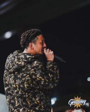 RAY Instagram - REGGAE TOWN泉州での
野外DANCE「GROWING」
家族連れが多くていい雰囲気やった。
星空見ながらのLIVEは気持ちよかったね
いい時間に歌わせてもらって感謝です🙏 @tomokienma 
来てくれたみんなもありがとう

photo by @punch_laugh 
Costume provided by
@leflah_official 

#SIGER_RAY #REGGAE
#レゲエ　#LEFLAH
