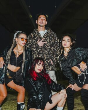 RAY Instagram - REGGAE TOWN泉州での
野外DANCE「GROWING」
家族連れが多くていい雰囲気やった。
星空見ながらのLIVEは気持ちよかったね
いい時間に歌わせてもらって感謝です🙏 @tomokienma 
来てくれたみんなもありがとう

photo by @punch_laugh 
Costume provided by
@leflah_official 

#SIGER_RAY #REGGAE
#レゲエ　#LEFLAH