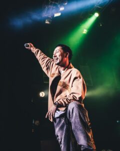RAY Instagram - 渋谷レゲエ祭2023 今年は7回ステージに立たせてもらった🙏 衣装全部変わってたん気付いた？ 句潤君とバトルもやったし 最高に楽しいイベントでした🙌 SPICY CHOCOLATE @spicy_chocolate23 渋谷レゲエ祭スタッフの皆さん @shibuyareggaebash お疲れ様でした 来てくれたらみんなもありがとね😁 photo by @junya_thirdeye Costume provided by @leflah_official #SINGER_RAY #REGGAE #レゲエ #渋谷レゲエ祭2023 #SPICYCHOCOLATE