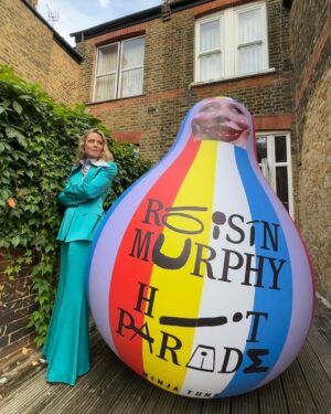 Róisín Murphy Instagram - Today I bring you Hit Parade. There it is. It’s born. A brilliant record. I did my best.
To my fans, thank you so much for your support. I know who you are, I sang for you last night. You are exceptional and I love you 🖤 Stream and save, link in bio!

#roisinmurphy #hitparade #newalbum
