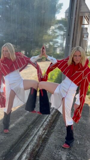 Róisín Murphy Instagram - Just a quick recap of a madcap year! I’m often asked where do I get my energy from? Well, I get it from YOU and from the music. 2023 was powered by Hit Parade. I knew I had an amazing record and so I found the boundless energy I needed to deliver it to you, perfectly packaged and presented. I put my whole heart and soul into every aspect of the campaign because it’s a glorious record. 
Performances took me all over the world and time and again, I found my tribe, my people and the real reason I do all this… connection. 
Thank you, thank you, thank you. I cannot thank you enough! Happy Christmas and let’s all meet again in 2024! 🎄❤️💋

#roisinmurphy #roisinmurphylive #hitparade