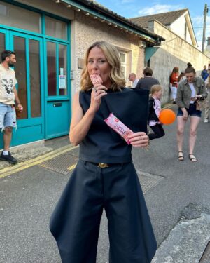 Róisín Murphy Instagram - Having a Brunch between the takes… One of the best days of my life, in my hometown, Arklow, shooting the video for “Fader”. If you haven’t seen it yet, go watch it! ☘️

clothes by @jw_anderson 

#roisinmurphy #fader #videoshoot #newsingle