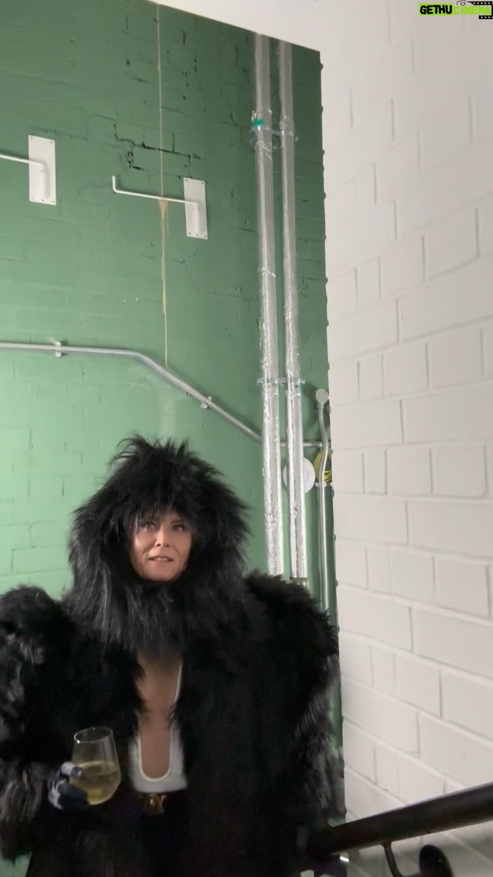 Róisín Murphy Instagram - Bit overexcited for the biggest show of my entire career! You’ll be blown away tonight @yourallypally 💨🌬️🫢🤣🖤 STAGE TIMES: @crazypmusic 7:30pm @roisinmurphyofficial 8:45pm #roisinmurphy #roisinmurphylive #allypally #alexandrapalace #crazyp #hitparadetour