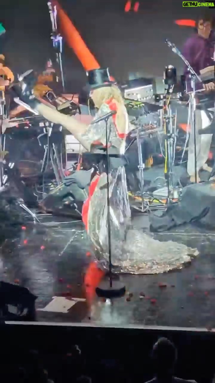 Róisín Murphy Instagram - GLASGOW ARE YOU READY????? Playing one of my favourite cities in the world tonight. Cannae wait!!! ❤️🖤❤️🖤 Footage @go.see.snap_ thanks 🙏