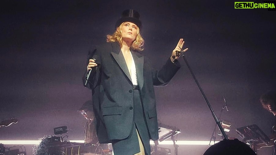Róisín Murphy Instagram - Roll Up, Roll Up!! This is the show of my career, the band, the songs, the staging and I have never been more fit 💪 Next up Leeds 🖤 Ticket link in stories 🔗 Photos @acostagarcia 🖤