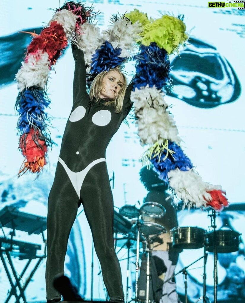 Róisín Murphy Instagram - Hola Buenos Aires! 📸 @primaverasoundbuenosaires a couple of days ago, thank you to brilliant crowd! Let’s do it all again TONIGHT but let’s go deeper… @ccomplejoartmedia FULL SHOW! 💋 Picture by @ligiamajul #roisinmurphy #roisinmurphylive #primaverasound #primaverasoundbsas