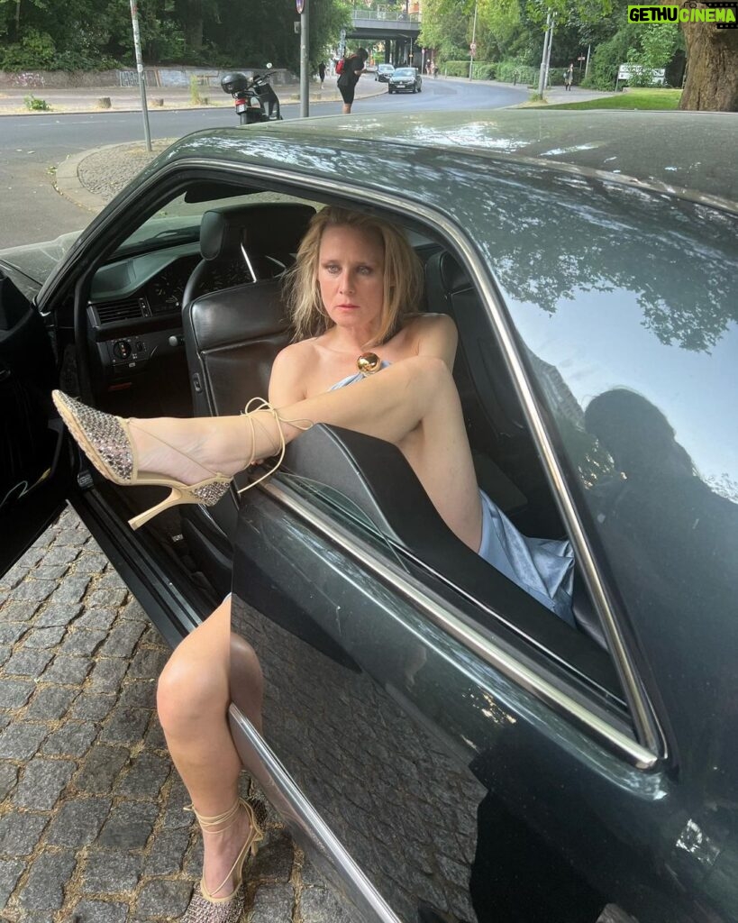Róisín Murphy Instagram - Writhing around in my automobile…😜🖤 #berlin for @voguegermany 🔗 Link to full article in stories #roisinmurphy #photoshoot #fashionshoot #vogue #voguegermany #loewe
