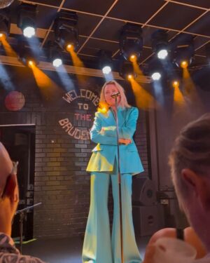 Róisín Murphy Instagram - TONIGHT you’re invited to a stripped back and very intimate show. I know it’s short notice but if you can come, please do. There are limited tickets available. But it’s going to be extra special 🖤 🎟️ tickets in stories! @recordcorneruk 

And thank you for continuing to stream, download and buy HIT PARADE! 💋

#roisinmurphy #roisinmurphylive #hitparade #acoustic