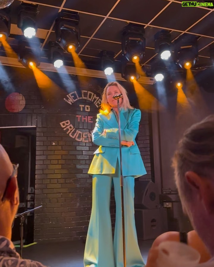 Róisín Murphy Instagram - TONIGHT you’re invited to a stripped back and very intimate show. I know it’s short notice but if you can come, please do. There are limited tickets available. But it’s going to be extra special 🖤 🎟️ tickets in stories! @recordcorneruk And thank you for continuing to stream, download and buy HIT PARADE! 💋 #roisinmurphy #roisinmurphylive #hitparade #acoustic
