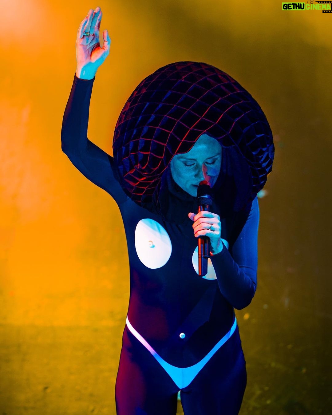 Róisín Murphy Instagram - Incredible images shot by @bojanhohnjec at my NYC show last Wednesday @terminal5nyc 🌀Tonight a sold out show at @thewiltern LA!! 🖤 #roisinmurphy #roisinmurphylive #hitparade #hitparadetour #terminal5 #terminal5nyc #roisinmurphytour