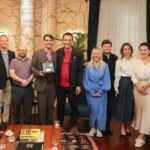 RJ Mitte Instagram - Kënaqësi të prisja aktorin e njohur amerikan 🇺🇸, Roy Frank Mitte, i cili ndodhet në Tiranë për Javën Amerikane të Kulturës. Ai është një frymëzim për të rinjtë, por edhe një avokat për të drejtat e njerëzve me aftësi ndryshe. 😊 @rjmitte @benbrucato @bluntmgmt Tirana, Albania