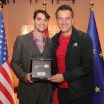 RJ Mitte Instagram – Kënaqësi të prisja aktorin e njohur amerikan 🇺🇸, Roy Frank Mitte, i cili ndodhet në Tiranë për Javën Amerikane të Kulturës.

Ai është një frymëzim për të rinjtë, por edhe një avokat për të drejtat e njerëzve me aftësi ndryshe. 😊

@rjmitte @benbrucato @bluntmgmt Tirana, Albania
